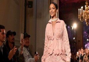 Rihanna’nın kristal işlemeli çorapları